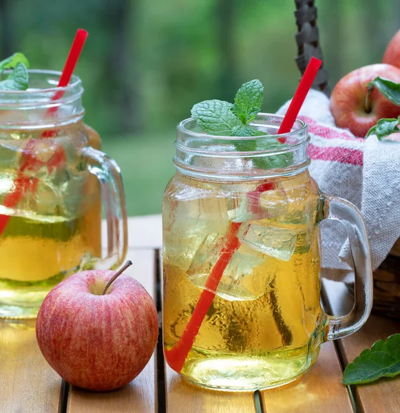Studená Jablečná Šťáva Sklenicích Čerstvými Jablky Venku Terase Tabe Přírodou — Stock fotografie
