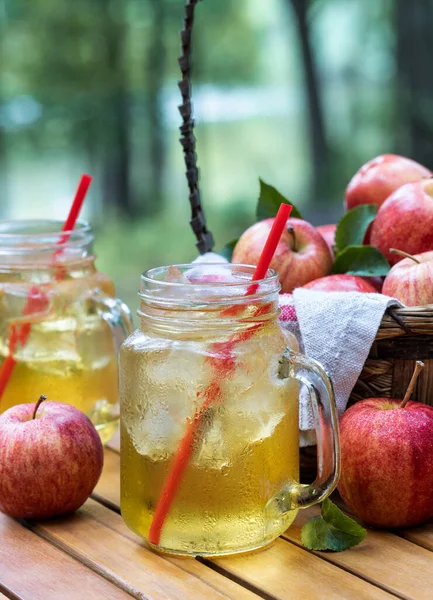 Kall Äppeljuice Glas Med Färska Äpplen Utomhus Uteplats Tabe Med — Stockfoto