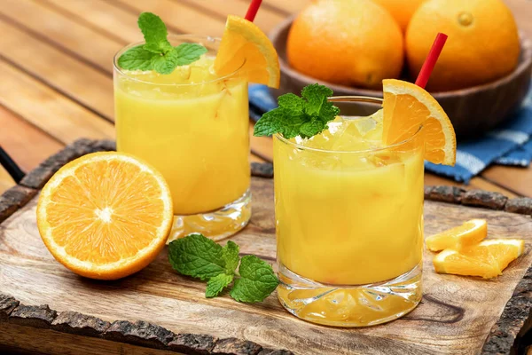 Orangensaft Cocktail Mit Minze Und Orangenscheiben Auf Holztablett — Stockfoto
