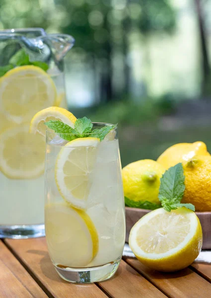Limonade Glas Und Krug Mit Minze Und Scheiben Geschnittenen Zitronen — Stockfoto