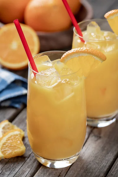 Sinaasappelsap Cocktail Met Sinaasappelschijfjes Verse Sinaasappels Oude Houten Tafel — Stockfoto