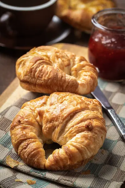 Dois Croissants Com Conservas Morango Xícara Café Mesa Madeira Rústica Imagens Royalty-Free