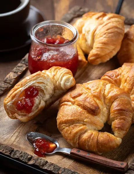 Croissants Mit Erdbeermarmelade Und Kaffee Auf Rustikalem Holztablett — Stockfoto