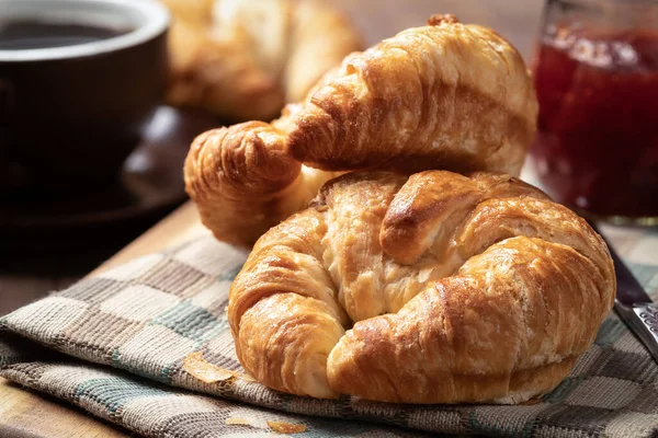 Nahaufnahme Von Zwei Croissants Mit Erdbeermarmelade Und Einer Tasse Kaffee — Stockfoto