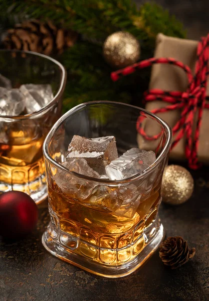 Dvě Sklenice Whisky Ledu Dřevěném Povrchu Vánoční Výzdobou Pozadí Stock Fotografie
