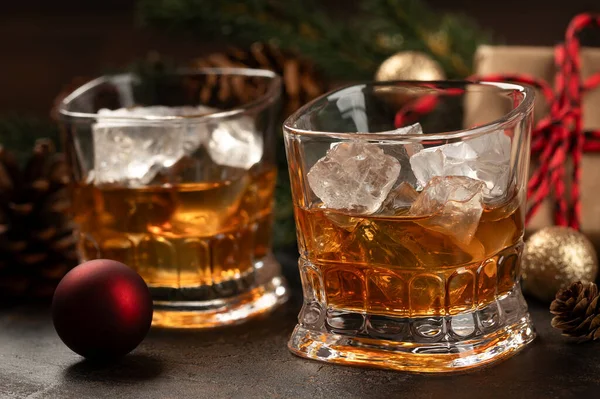 Dvě Sklenice Whisky Ledu Dřevěném Povrchu Vánoční Výzdobou Pozadí Royalty Free Stock Fotografie