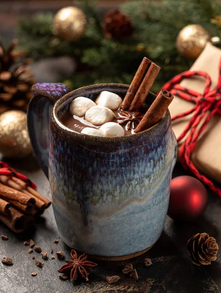 Xícara Chocolate Quente Com Marshmallows Canela Anis Decorações Férias Fundo — Fotografia de Stock