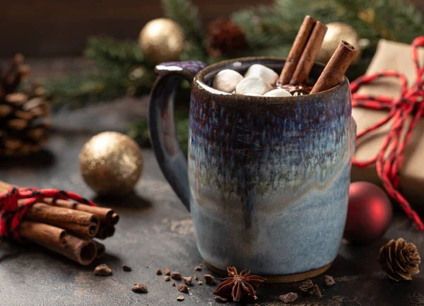 Xícara Chocolate Quente Com Marshmallows Canela Anis Decorações Férias Fundo Fotografias De Stock Royalty-Free