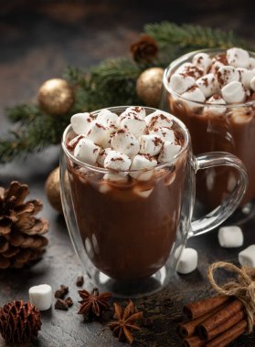 İki fincan sıcak çikolata ve tatil geçmişi olan marşmelov.