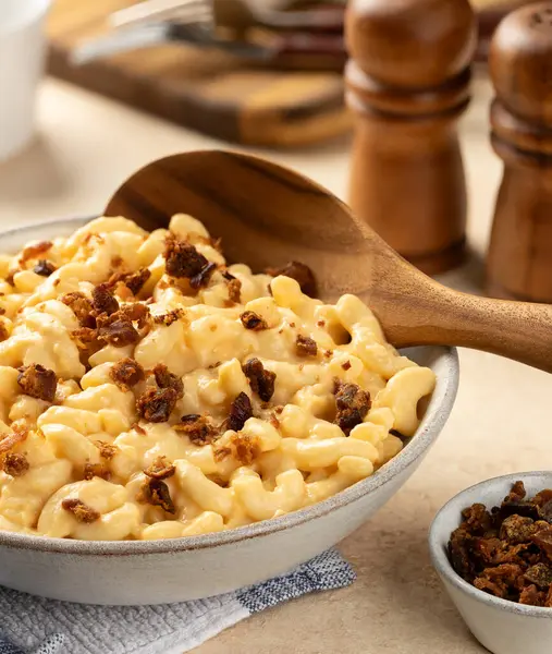 Macaroni Cheese Bacon Pieces White Serving Bowl Wooden Spoon — Stock Photo, Image