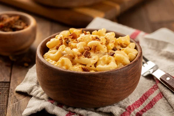 Macaroni Cheese Bacon Pieces Wooden Bowl Towl Rustic Wooden Table — Stock Photo, Image