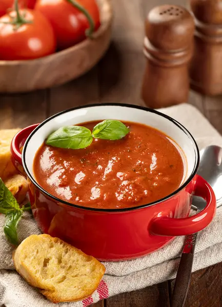 Bol Soupe Aux Tomates Garni Feuilles Basilic Tranches Baguette Grillées Images De Stock Libres De Droits