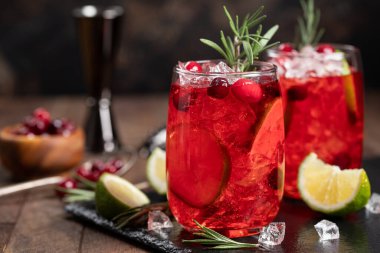 Kireç dilimli yabanmersini kokteyli ve ahşap arka planda siyah tahtada biberiyeyle süslenmiş ezilmiş buz.