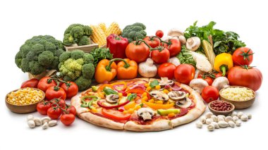 Taze sebzeler, domates, brokoli, mantar ve biber içeren taze sebzelerle çevrili bir pizza..