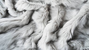 Beyaz kürk kumaş, yumuşak ve lüks, serin ve rahat bir doku oluşturuyor..
