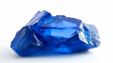 Şeffaf mavi bir plastik torba beyaz bir zemin üzerinde izole bir şekilde duruyor, geri dönüşüme hazır pırıl pırıl safir taşı gibi.