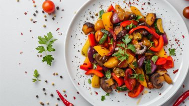 Üstünde çeşitli sebzeler ve bitkiler olan bir tabak yemek.