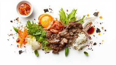 Izgara sığır eti dilimleri, taze sebzeler, kimchi ve pirinçle süslenmiş susam tohumları ve yeşil soğan içeren renkli Kore barbekü salatası tabağı..