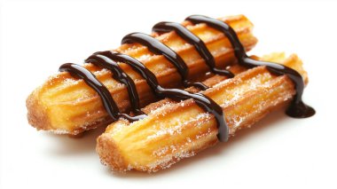 Beyaz bir tabağa çikolata sosu serpiştirilmiş Churros çıtır çıtır dokularını sergiliyor..