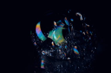 Bir bardak suyla soyut bir arkaplan