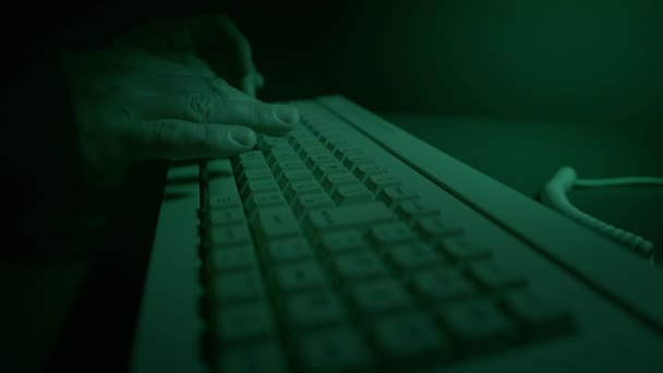 Хакер Друкує Старовинній Комп Ютерній Клавіатурі 1980 Темній Кімнаті Руки — стокове відео