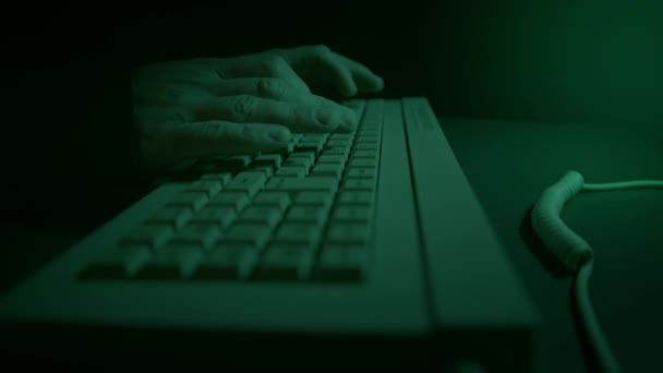 Хакер Печатает Винтажной Компьютерной Клавиатуре 1980 Темной Комнате Клавиатура Руки — стоковое видео