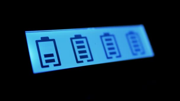 Makro Ujęcie Niebieskiego Wyświetlacza Lcd Ładowarki Baterii Wyświetlacz Pokazuje Animowane — Wideo stockowe