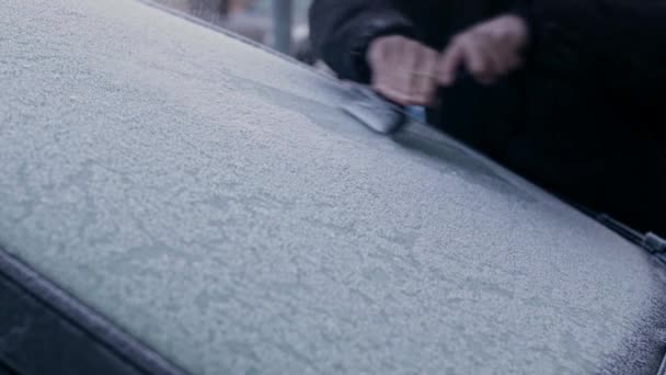 Чоловік Зимовому Пальто Використовує Крижаний Скребок Видалення Сильних Морозів Льоду — стокове відео
