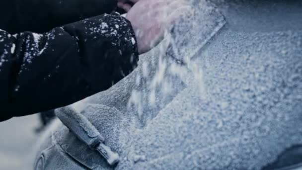 코트를 남자는 영하의 날씨에 냉동고와 얼음을 바람막이 창에서 제거하기 얼음찜질을 — 비디오