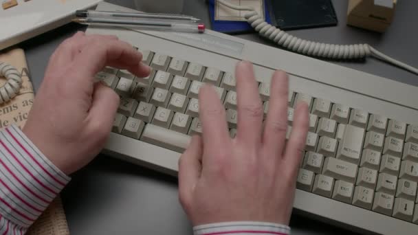 Mužské Ruce Proužkovanou Košilí Manžety Psaní Retro 1980S Textový Procesor — Stock video