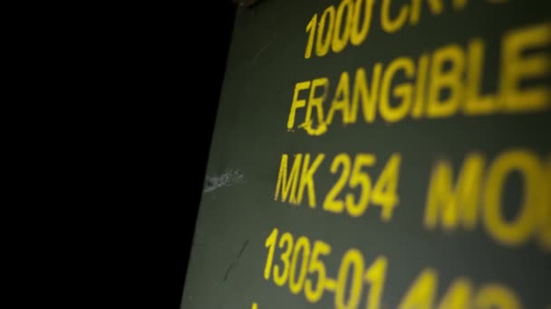 Caja Munición Militar Color Verde Oscuro Con Inscripción Estenciada 9Mm — Vídeos de Stock