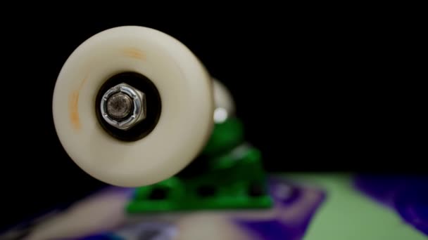 Γρήγορα Περιστρεφόμενο Τροχό Skateboard Χάνει Σταθερά Την Ταχύτητα Και Έρχεται — Αρχείο Βίντεο