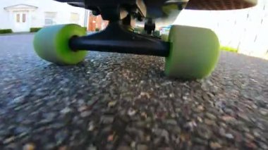 Kruvazör kaykayının güvertesine yerleştirilmiş bir kameradan süper geniş açı görüntüsü. İngiliz mahallesinde kaykay pistte hızlı bir şekilde sürülüyor..