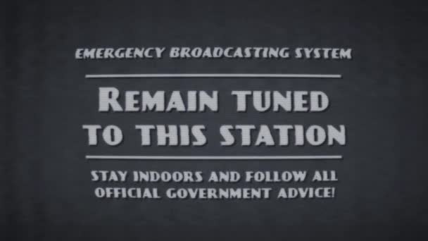 一张20世纪50年代风格的电视字幕卡 上面有紧急广播系统 Emergency Broadcasting System Remain Tuned Station 的字样 这些图像的风格是低质量的黑白模拟电视风格 — 图库视频影像