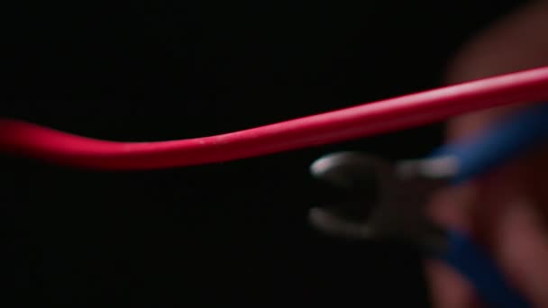 Технік Усунення Бомб Вирізає Мідний Кабель Дротяними Різаками Екстремальному Макросі — стокове відео