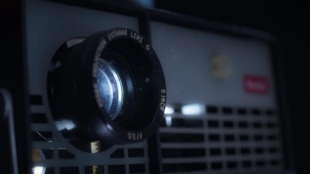 一个老式的旋转木马摄影幻灯片投影仪通过透明的方式向前推进 投影仪从镜头投射出光线 突出了空气中的灰尘 — 图库视频影像