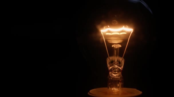 Nahaufnahme Einer Glühenden Wolframglühbirne Glühfaden Vor Schwarzem Hintergrund Gesehen — Stockvideo