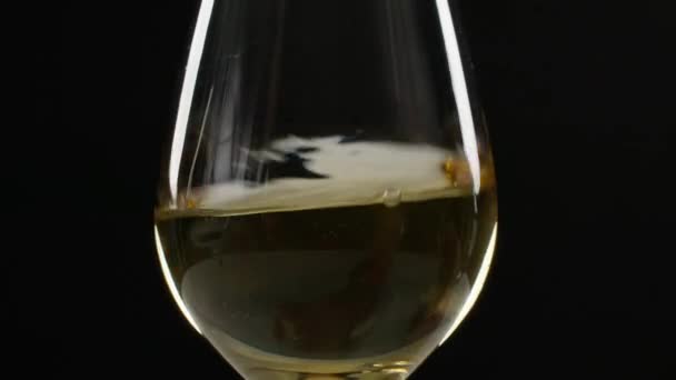 Vinho Branco Girado Movimento Circular Torno Copo Vinho Grande Fundo — Vídeo de Stock