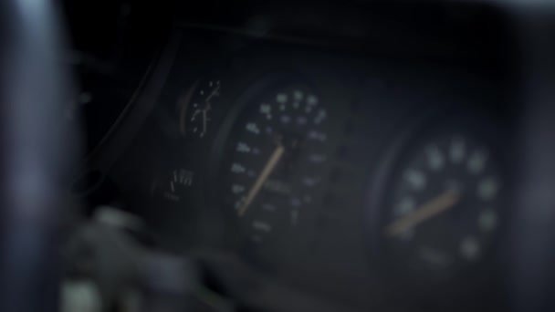 Närbild Instrumentbrädan Och Hastighetsmätaren Övergiven Och Förfallen Rallybil Från 1970 — Stockvideo