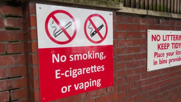 在英国的一个运输终点站设置了大型的墙上公共信息标志 标牌上有 禁止吸烟 禁止吸烟 禁止吸烟 等字样 — 图库视频影像