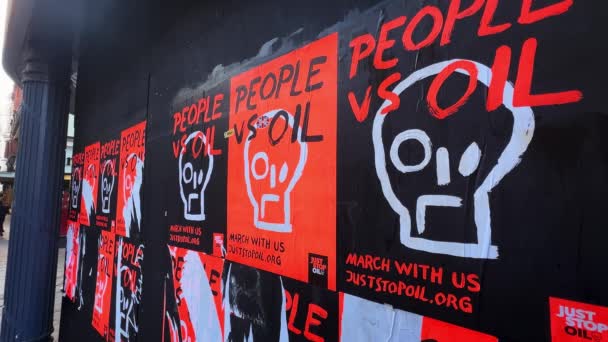 Норвич Норфолк Великобритания Ноября 2023 Года Ярко Оранжевые Плакаты Люди — стоковое видео