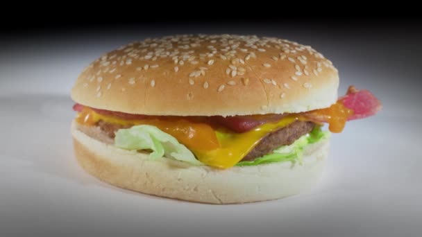 Oaptitlig Mikrovågsbar Bacon Ostburgare Sesamfrö Bulle Fångad Vanlig Vit Yta — Stockvideo