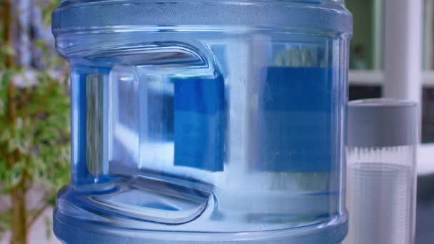 Egy Irodai Vízhűtő Műanyag Tartályán Keresztül Nagy Buborékok Keletkeznek Hűtőben — Stock videók