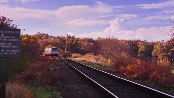 秋天的一天 一辆历史悠久的柴油机机车在英国的一条乡村铁路上驶近并通过摄像头 — 图库视频影像