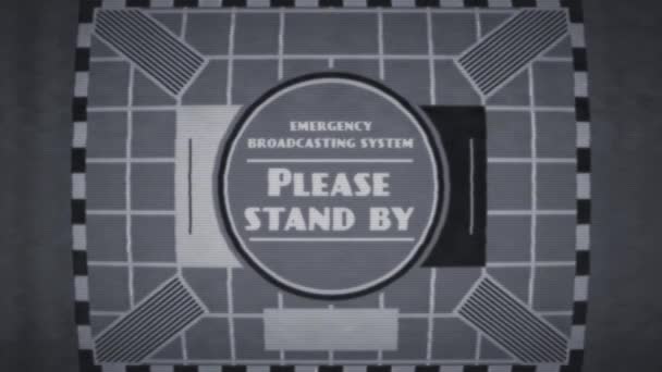 緊急放送システムという言葉を使った1950年代のレトロスタイルのテレビキャプションカードです グラフィックは ヴィンテージの黙示録的な冷戦の雰囲気で 質の悪い黒と白のアナログテレビスタイルでスタイリングされています — ストック動画