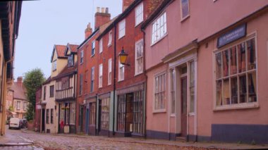 Norwich, İngiltere 'deki Elm Tepesi kaldırımlı ortaçağ sokağının sonbahar görüntülerinde Tudor binaları, tarihi dükkanlar ve şehrin kalbinde yeşillikler yer alıyor..