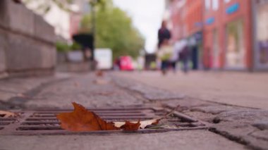 Bokeh 'te yayalar ve müşterilerle dolu şehir merkezi caddesi. İngiltere 'de şehir dolandırıcılığının ve ticari perakende faaliyetlerinin spesifik olmayan temsili. Şehir koşuşturması ve ticari faaliyet için spesifik olmayan temsiller gerektiren projeler için ideal.