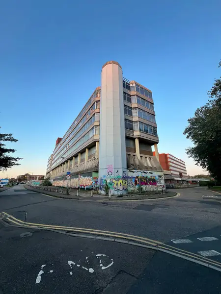 Norwich 'teki Hükümdar Evi güneşin batmasına karşı çıktı. HMSO 'nun eski evi - Majestelerinin Kırtasiye Ofisi - 1966' da inşa edilmiş ve 1996 'da terk edilmiş. 2024 yılı itibariyle acımasız beton ofis binası hala sahipsiz ve çürük bir durumda..