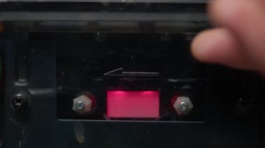 Retro İkili Ses Kaseti Görüşme Kayıt Cihazı Polis Gözetimi 'nde. Polis sorgusunda kullanılan retro ikili kaset kaydedicinin yakın çekim görüntüleri. Kısıtlanmış ses kasetleri eklenmiştir. Kayıt düğmesine basıldığında kaset makarası.