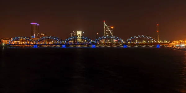 Железнодорожный Мост Освещается Ночью Риге — стоковое фото